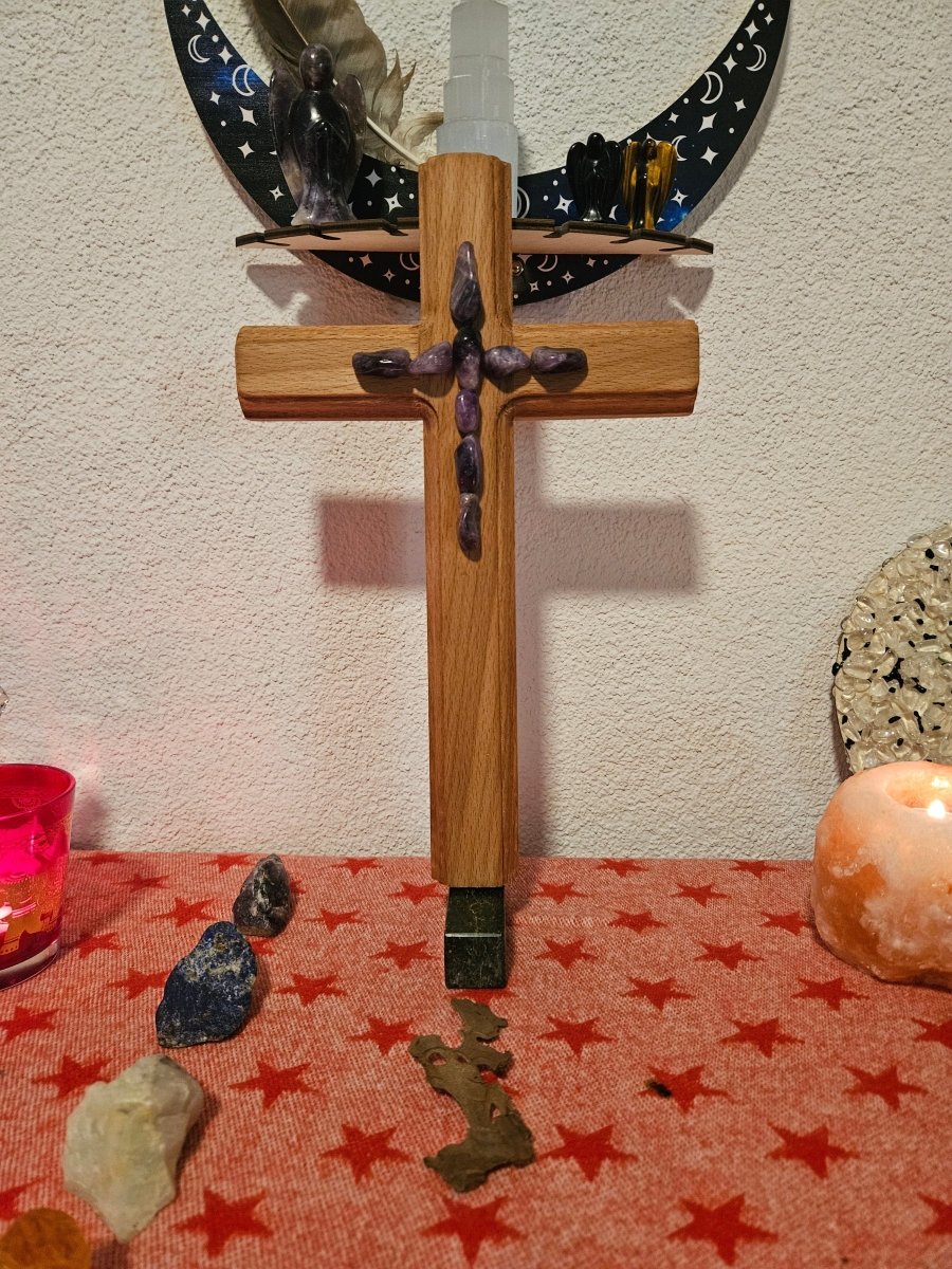 Buchenholz - Kreuz mit Amethyst - Kristallen – Spirituelle Ruhe & Schutz - Kreuz mit Edelsteinen - Seelenblitz