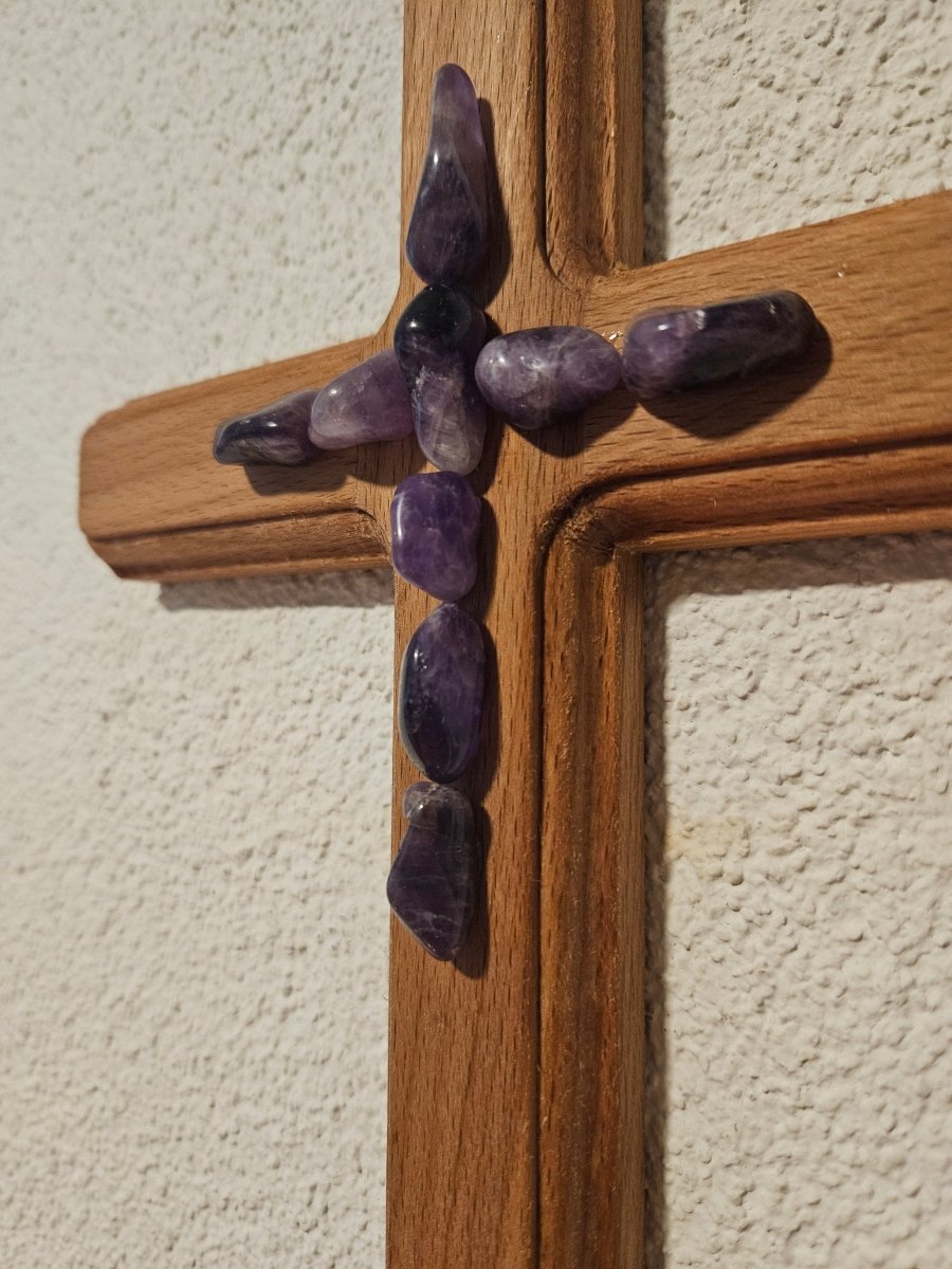 Buchenholz - Kreuz mit Amethyst - Kristallen – Spirituelle Ruhe & Schutz - Kreuz mit Edelsteinen - Seelenblitz