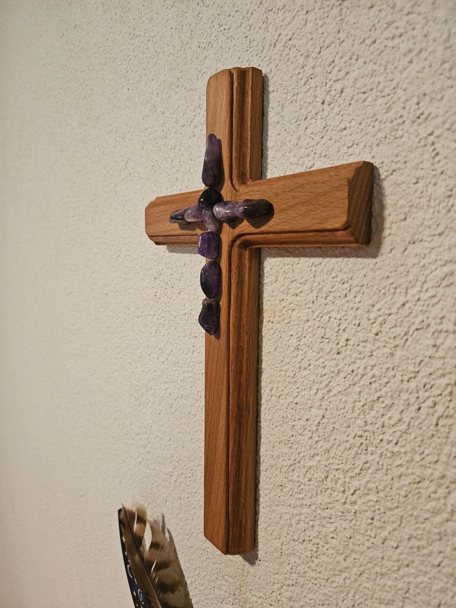 Buchenholz - Kreuz mit Amethyst - Kristallen – Spirituelle Ruhe & Schutz - Kreuz mit Edelsteinen - Seelenblitz