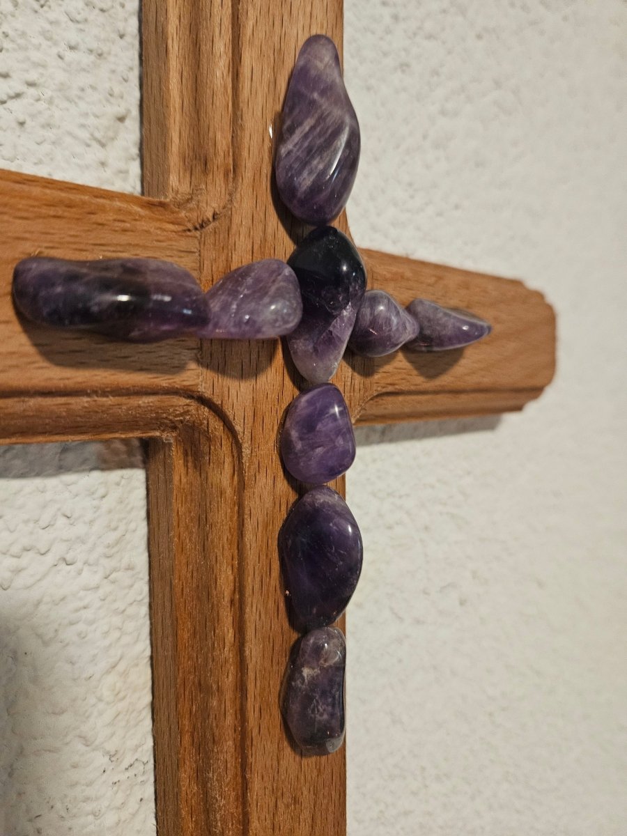 Buchenholz - Kreuz mit Amethyst - Kristallen – Spirituelle Ruhe & Schutz - Kreuz mit Edelsteinen - Seelenblitz