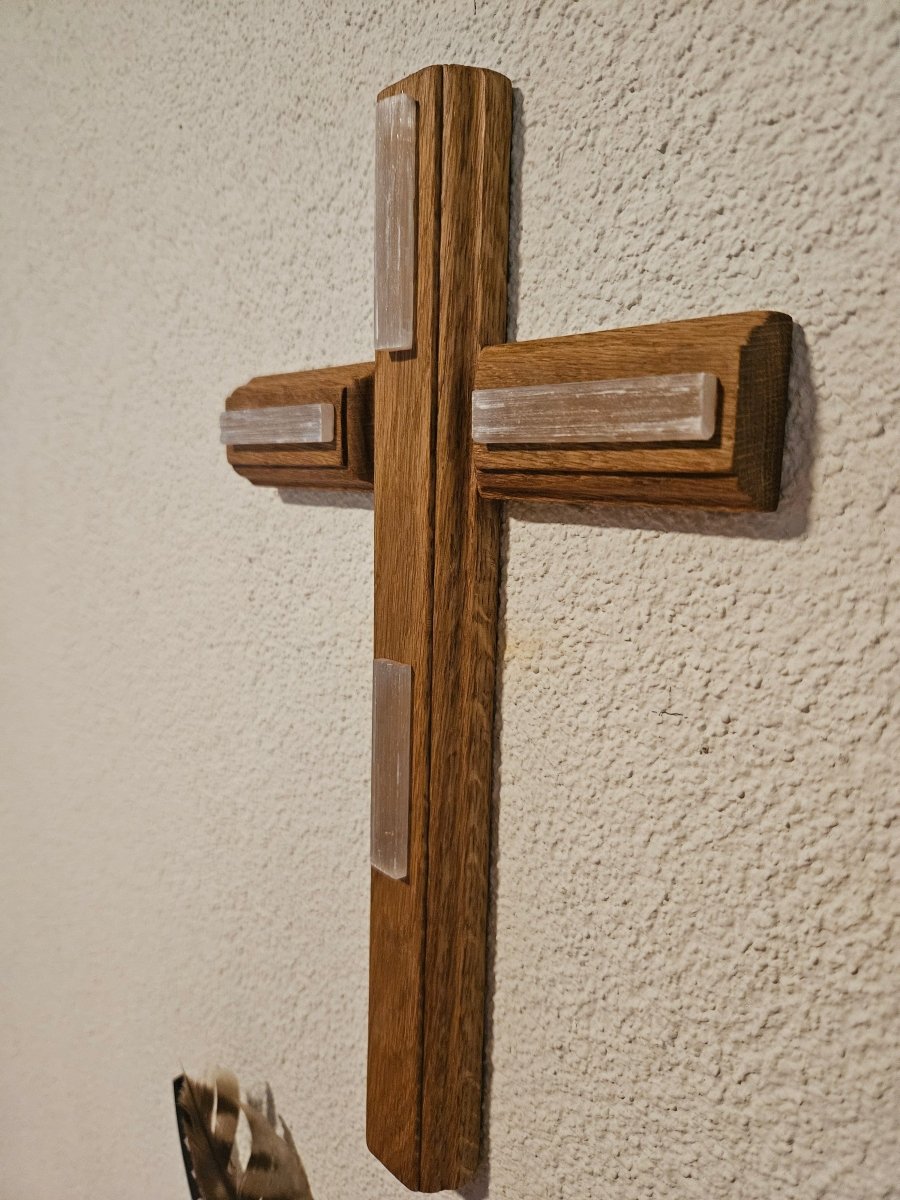 Eichenholz - Kreuz mit Selenit - Kristallen – Harmonie & Schutz - Kreuz mit Edelsteinen - Seelenblitz