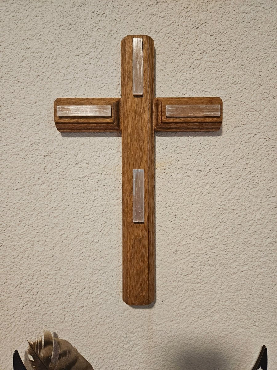 Eichenholz - Kreuz mit Selenit - Kristallen – Harmonie & Schutz - Kreuz mit Edelsteinen - Seelenblitz