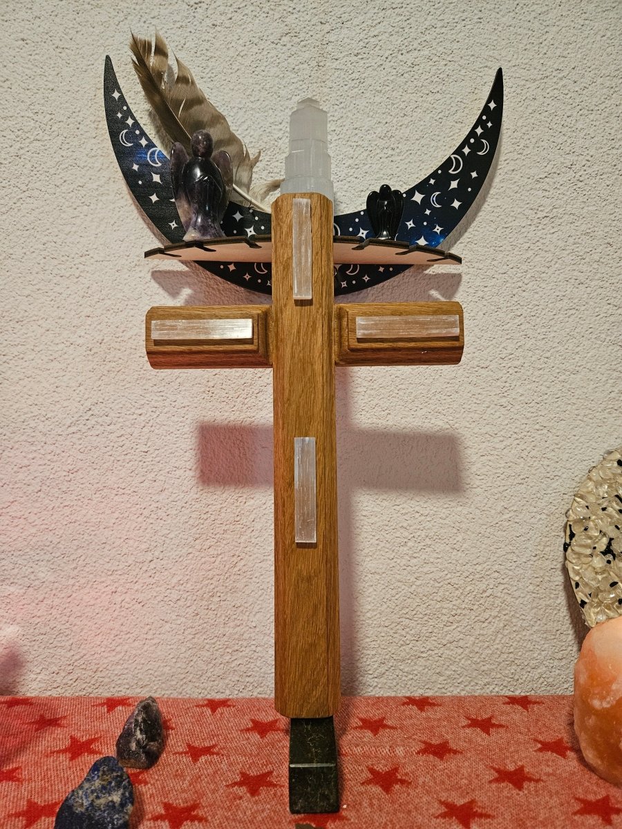 Eichenholz - Kreuz mit Selenit - Kristallen – Harmonie & Schutz - Kreuz mit Edelsteinen - Seelenblitz