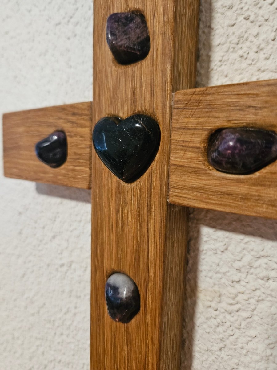 Eichenholz - Kreuz mit Turmalin - Herz & Amethysten – Schutz & Energie - Kreuz mit Edelsteinen - Seelenblitz