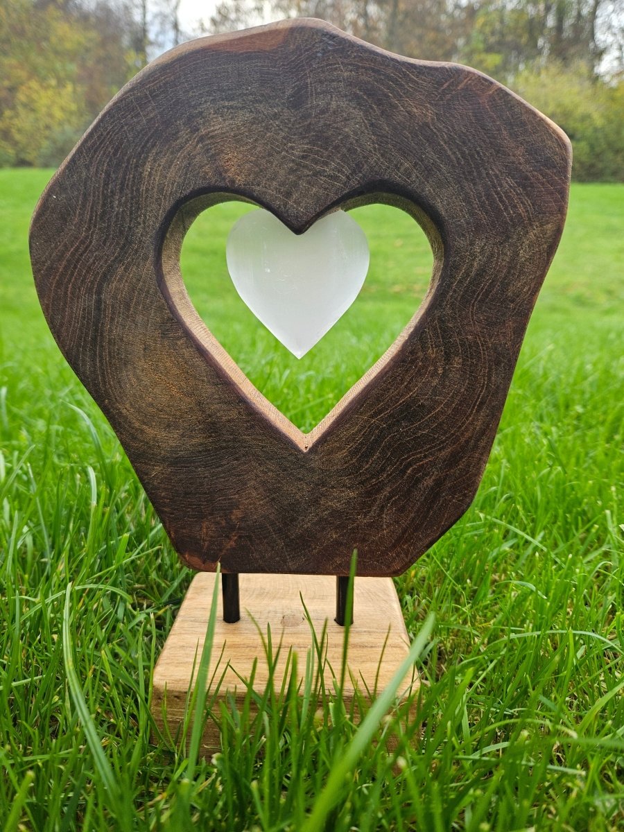 Handgefertigte Holzskulptur mit Selenit - Herz – Harmonie & Klarheit - Handgefertigtes Dekor - Seelenblitz