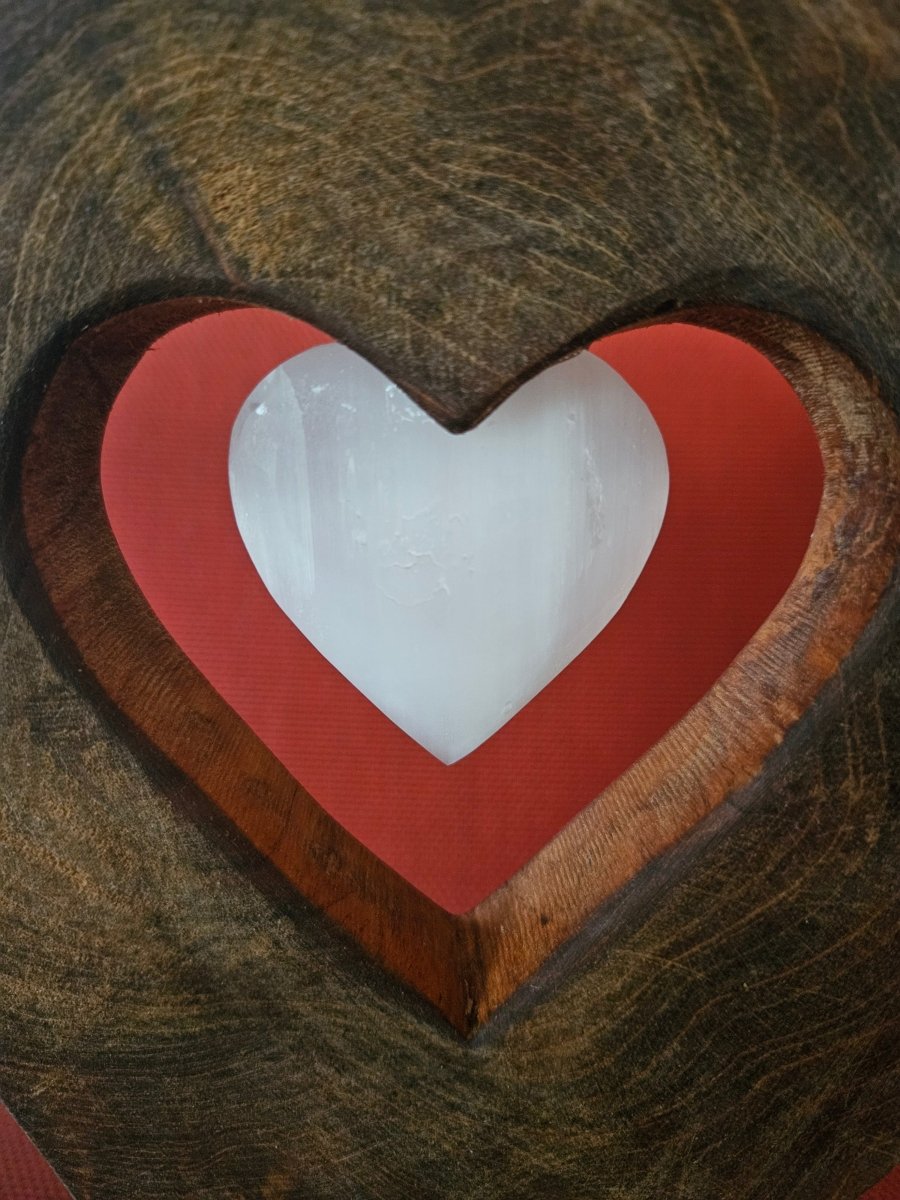 Handgefertigte Holzskulptur mit Selenit - Herz – Harmonie & Klarheit - Handgefertigtes Dekor - Seelenblitz