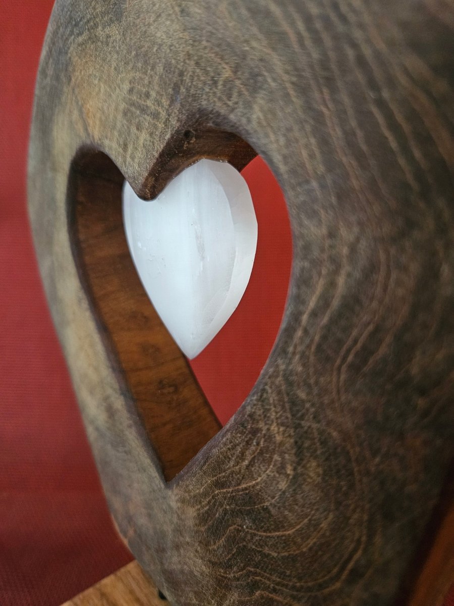 Handgefertigte Holzskulptur mit Selenit - Herz – Harmonie & Klarheit - Handgefertigtes Dekor - Seelenblitz