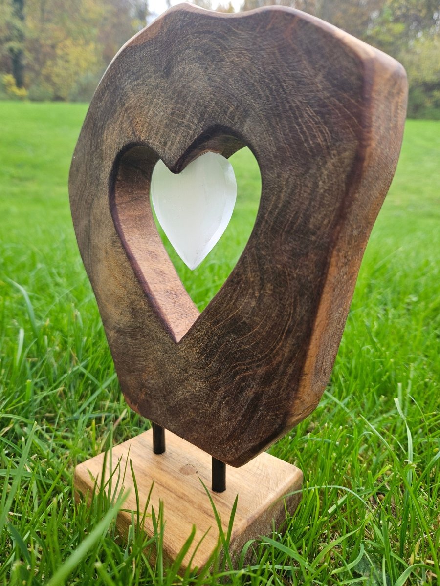 Handgefertigte Holzskulptur mit Selenit - Herz – Harmonie & Klarheit - Handgefertigtes Dekor - Seelenblitz