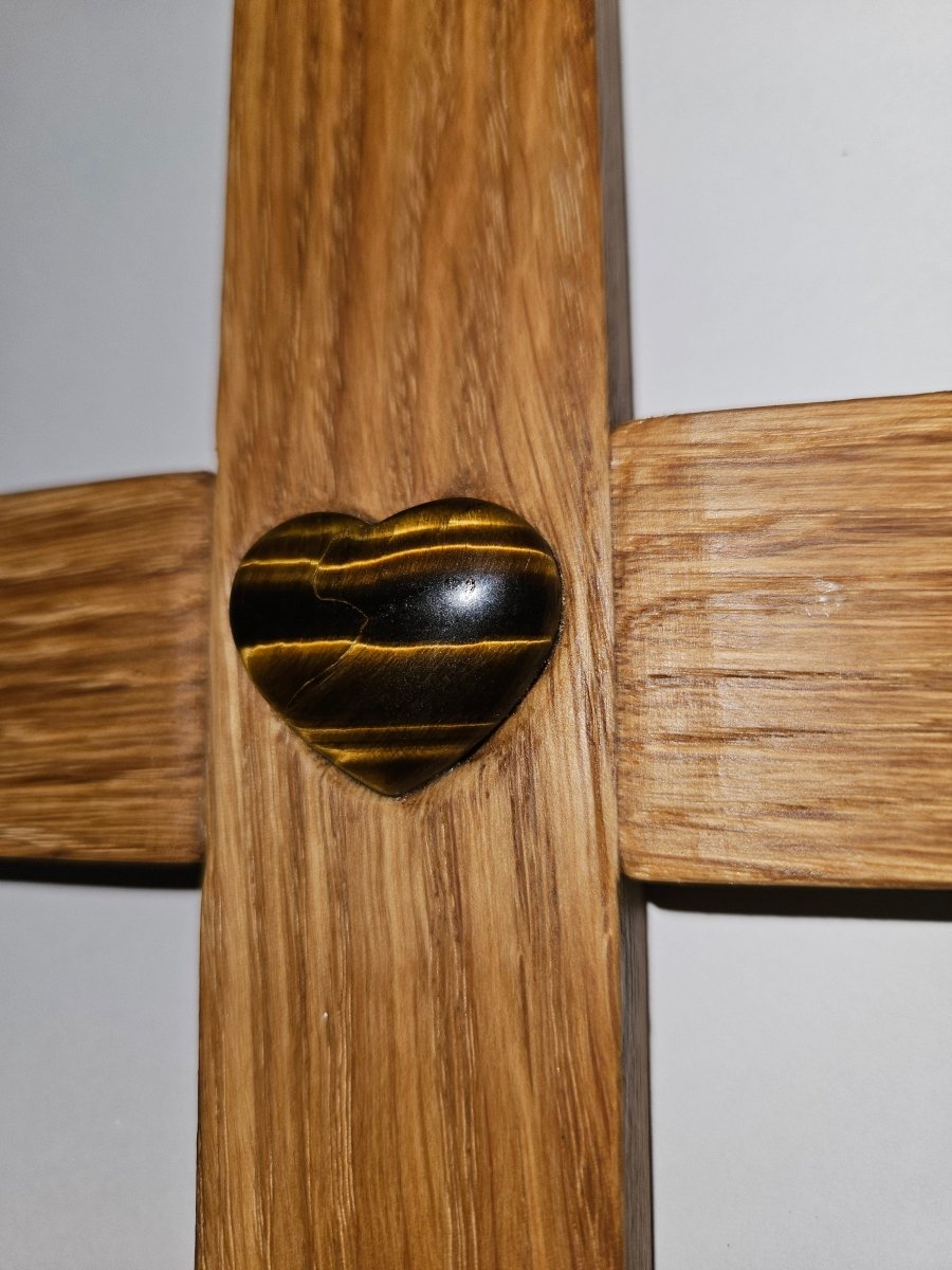 Handgefertigtes Eichenholzkreuz mit Tigerauge - Herz – Schutz & Stärke - Kreuz mit Edelsteinen - Seelenblitz