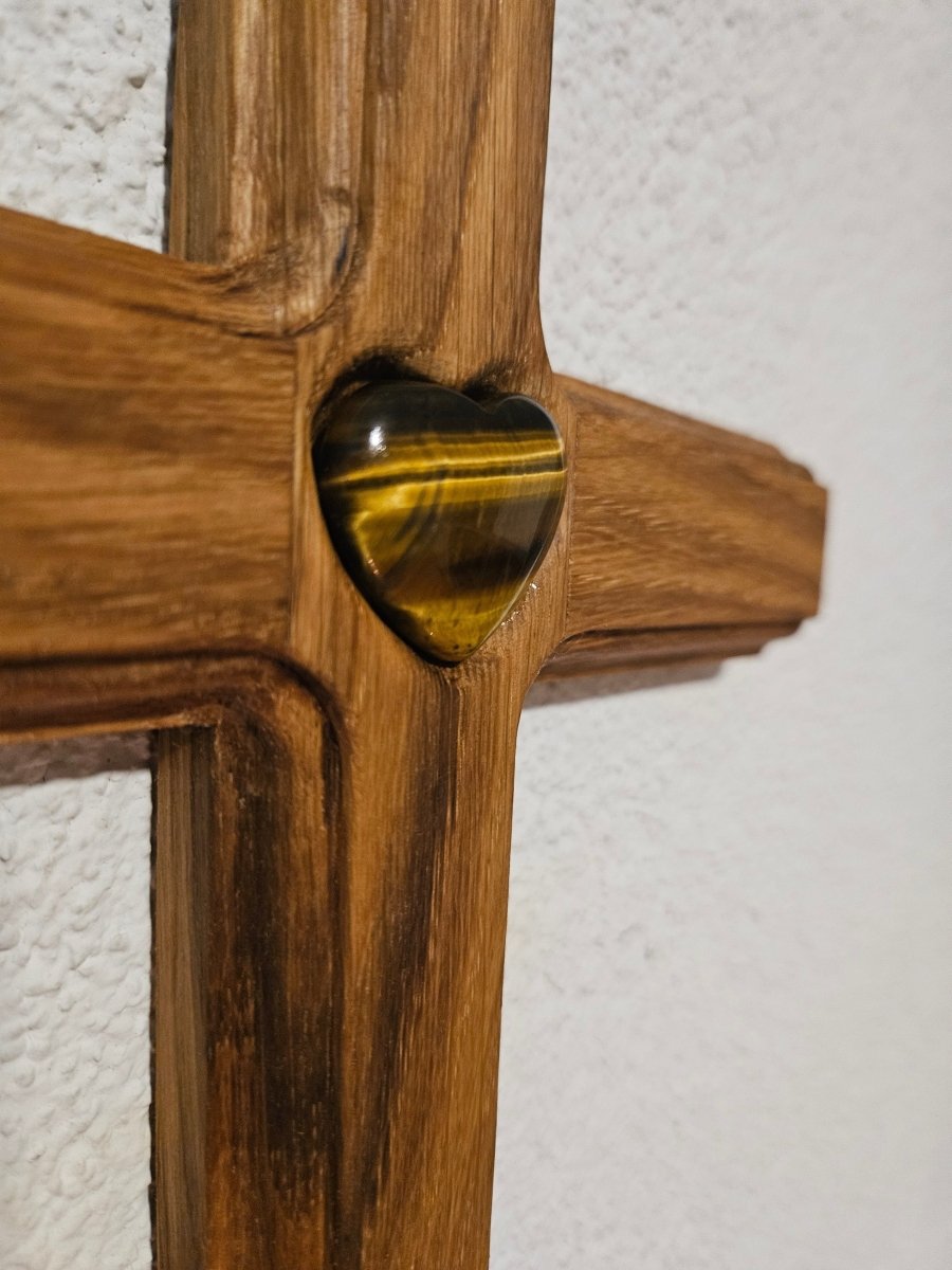 Handgefertigtes Eichenholzkreuz mit Tigerauge - Herz – Schutz & Stärke - Kreuz mit Edelsteinen - Seelenblitz