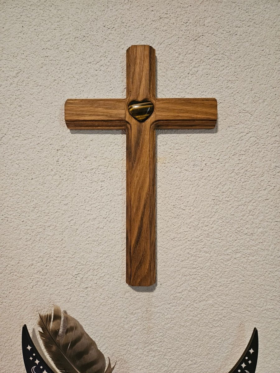 Handgefertigtes Eichenholzkreuz mit Tigerauge - Herz – Schutz & Stärke - Kreuz mit Edelsteinen - Seelenblitz