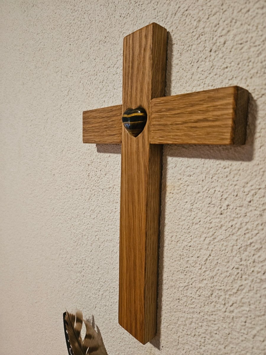 Handgefertigtes Eichenholzkreuz mit Tigerauge - Herz – Schutz & Stärke - Kreuz mit Edelsteinen - Seelenblitz