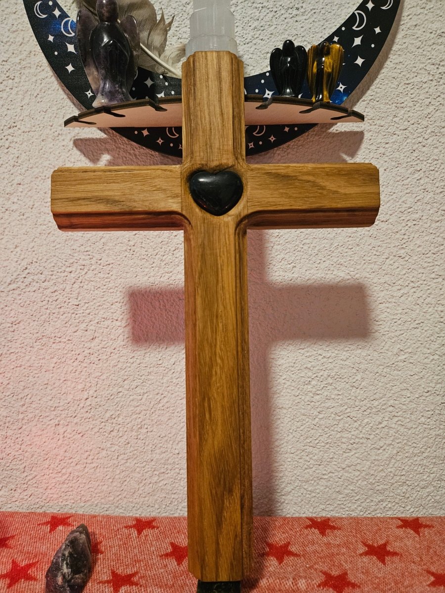 Handgefertigtes Eichenholzkreuz mit Turmalin - Herz – Schutz & Heilung - Kreuz mit Edelsteinen - Seelenblitz