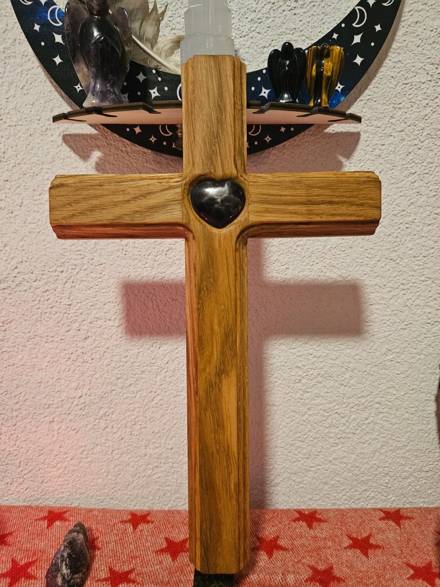 Kleines Kreuz aus Eichenholz mit Amethyst - Herz – Klarheit & Heilung - Seelenblitz