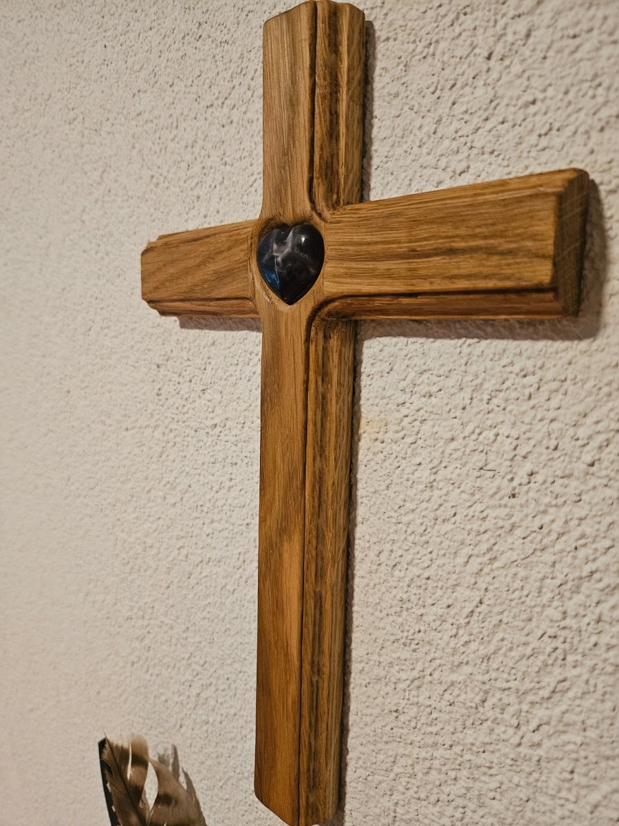 Kleines Kreuz aus Eichenholz mit Amethyst - Herz – Klarheit & Heilung - Seelenblitz