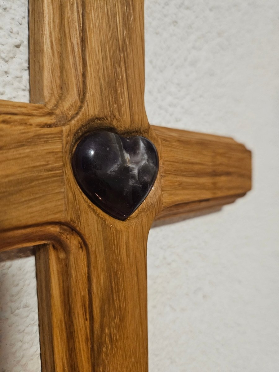 Kleines Kreuz aus Eichenholz mit Amethyst - Herz – Klarheit & Heilung - Seelenblitz