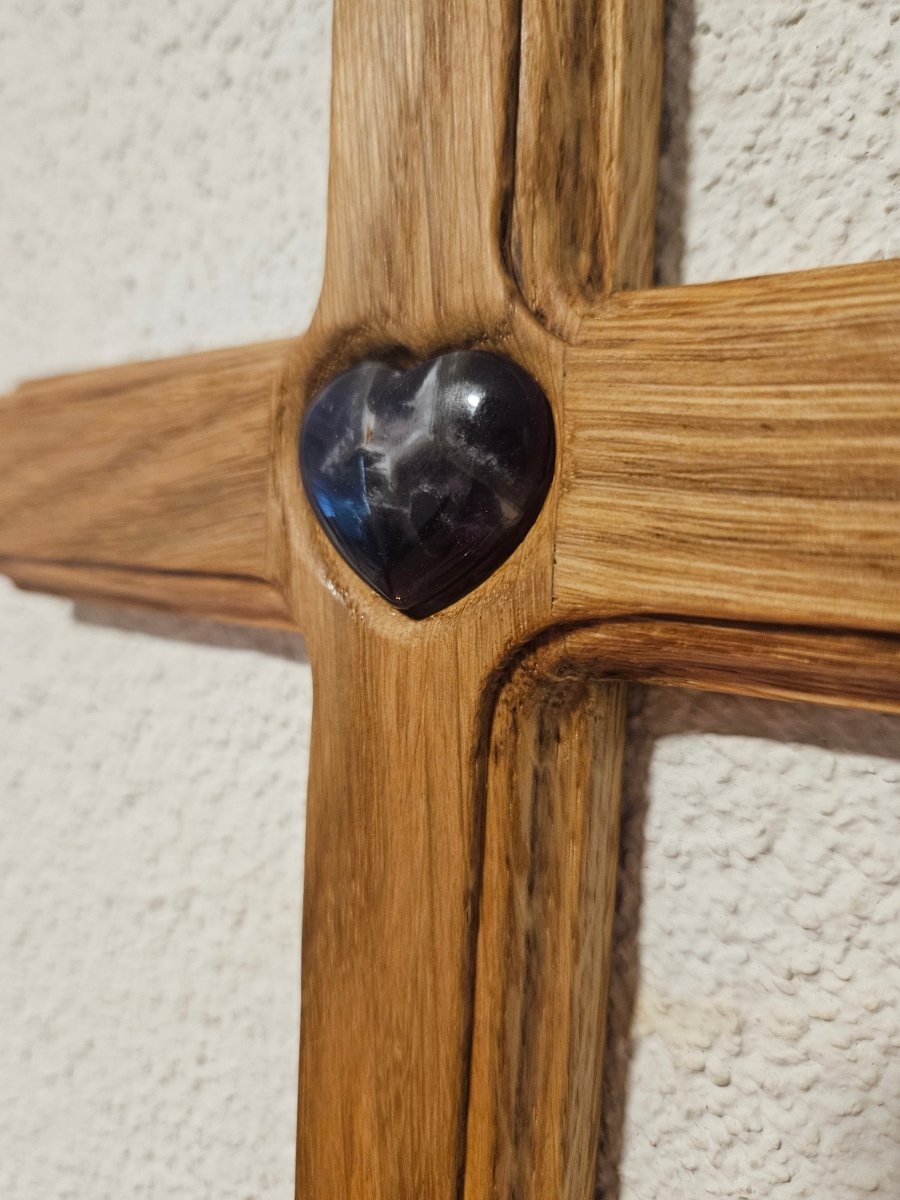Kleines Kreuz aus Eichenholz mit Amethyst - Herz – Klarheit & Heilung - Seelenblitz