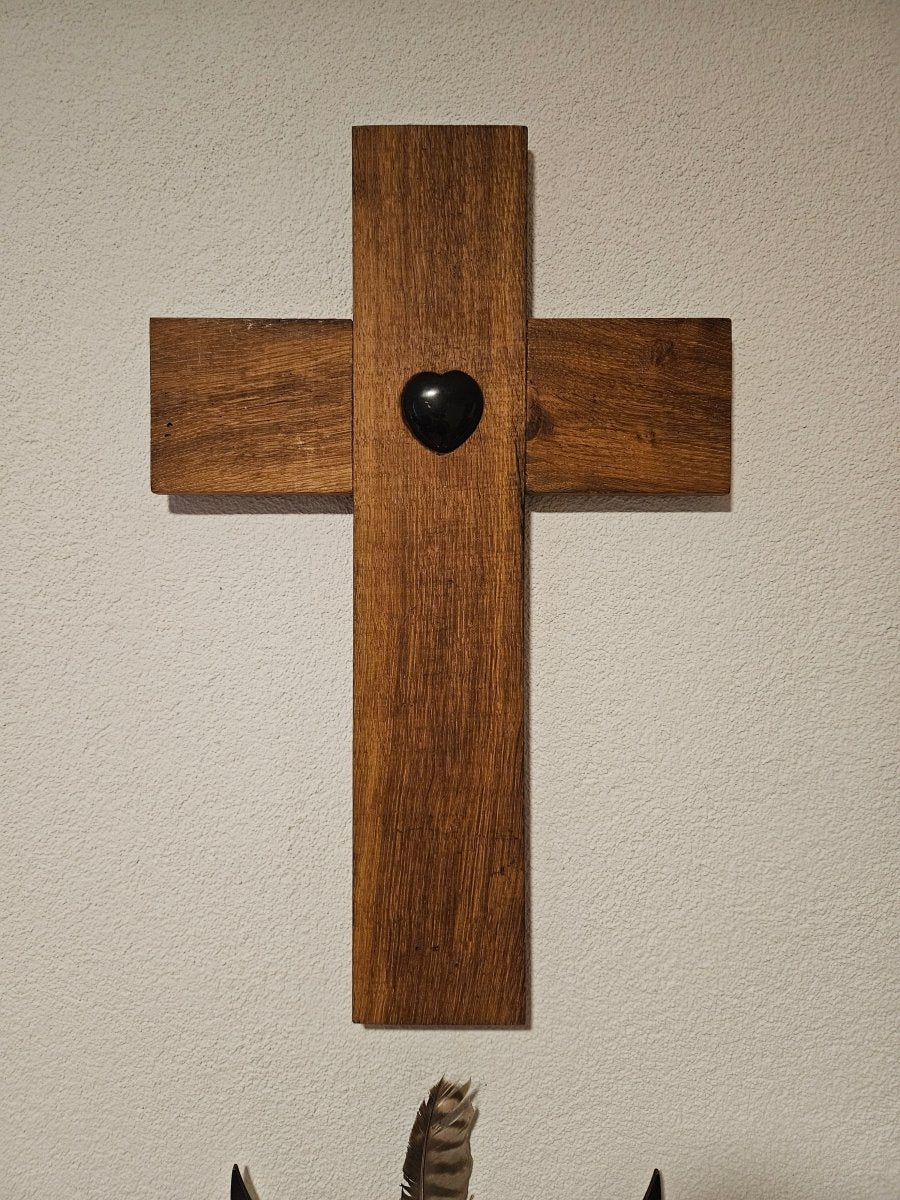 Kreuz aus altem Eichenholz mit Turmalin - Herz – Schutz & Erdung - Kreuz mit Edelsteinen - Seelenblitz