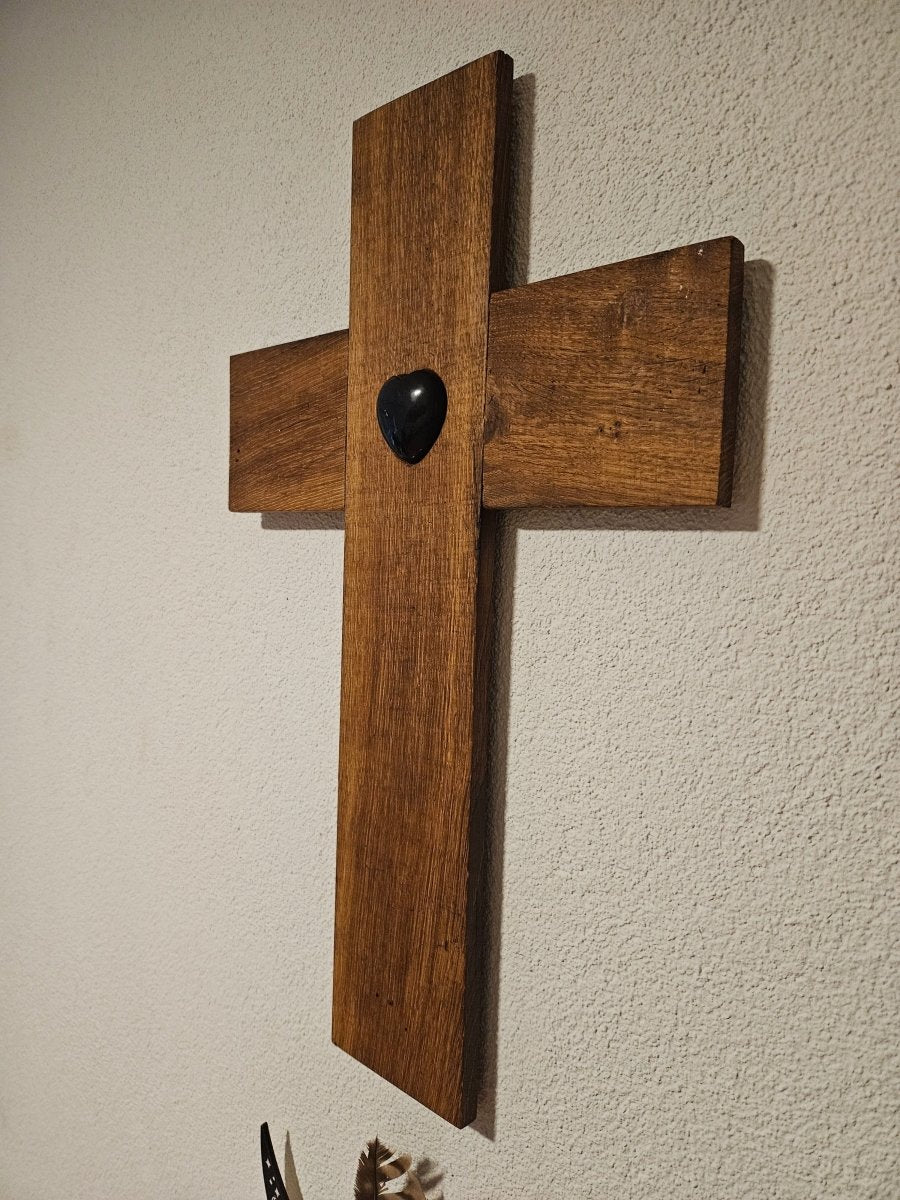 Kreuz aus altem Eichenholz mit Turmalin - Herz – Schutz & Erdung - Kreuz mit Edelsteinen - Seelenblitz