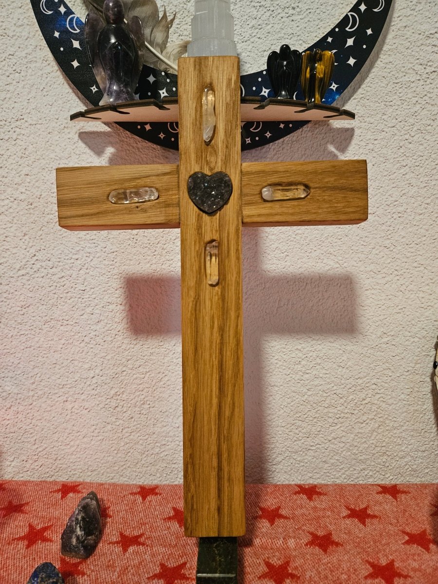 Kreuze aus Eichenholz mit Amethyst - Kristall in verschieden Varianten - Kreuz mit Edelsteinen - Seelenblitz