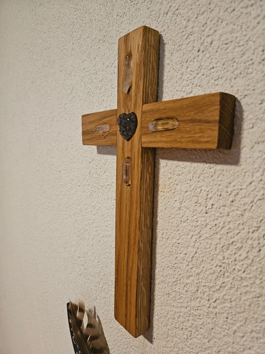 Kreuze aus Eichenholz mit Amethyst - Kristall in verschieden Varianten - Kreuz mit Edelsteinen - Seelenblitz