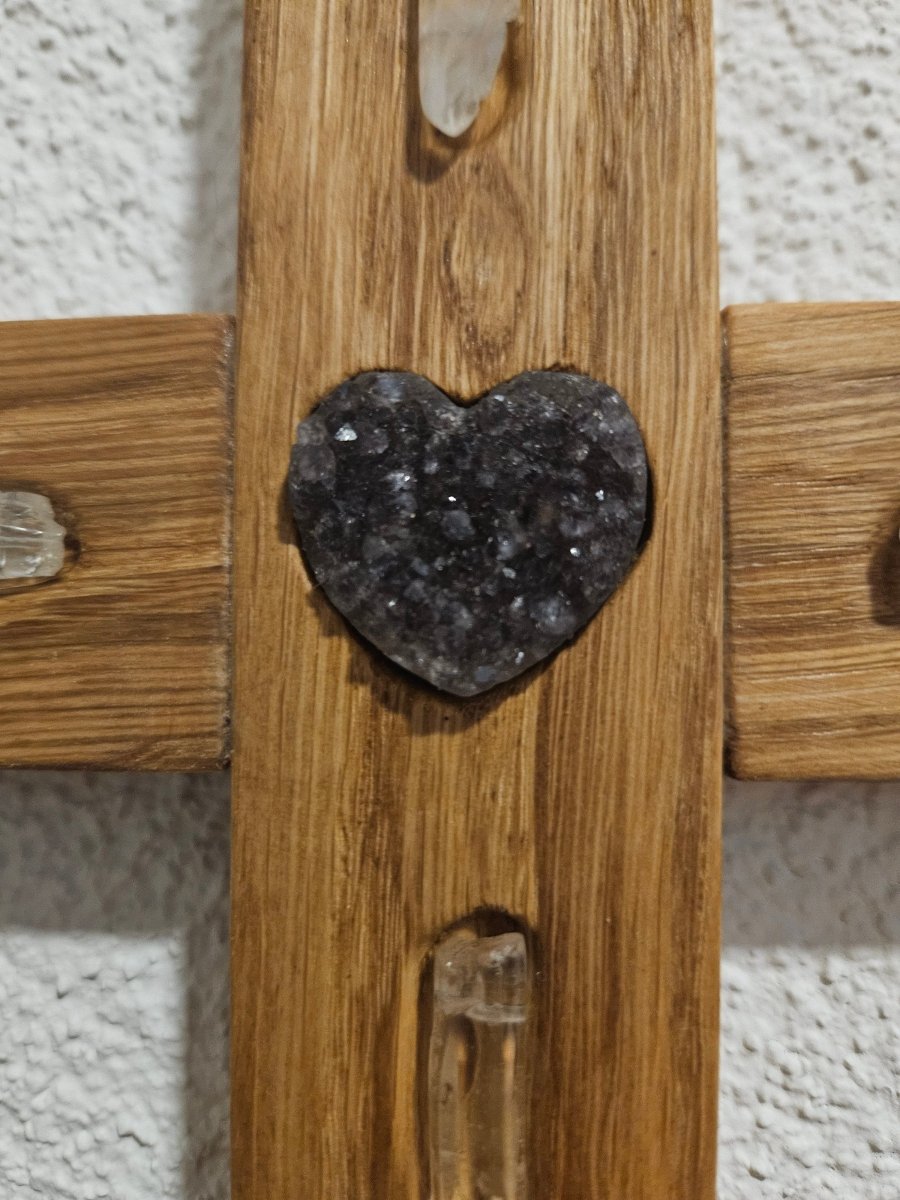 Kreuze aus Eichenholz mit Amethyst - Kristall in verschieden Varianten - Kreuz mit Edelsteinen - Seelenblitz