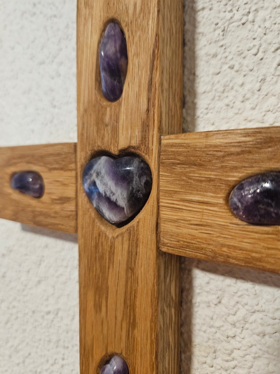 Massives Eichenholz - Kreuz mit Amethyst - Edelsteinen – Harmonie & Schutz - Kreuz mit Edelsteinen - Seelenblitz