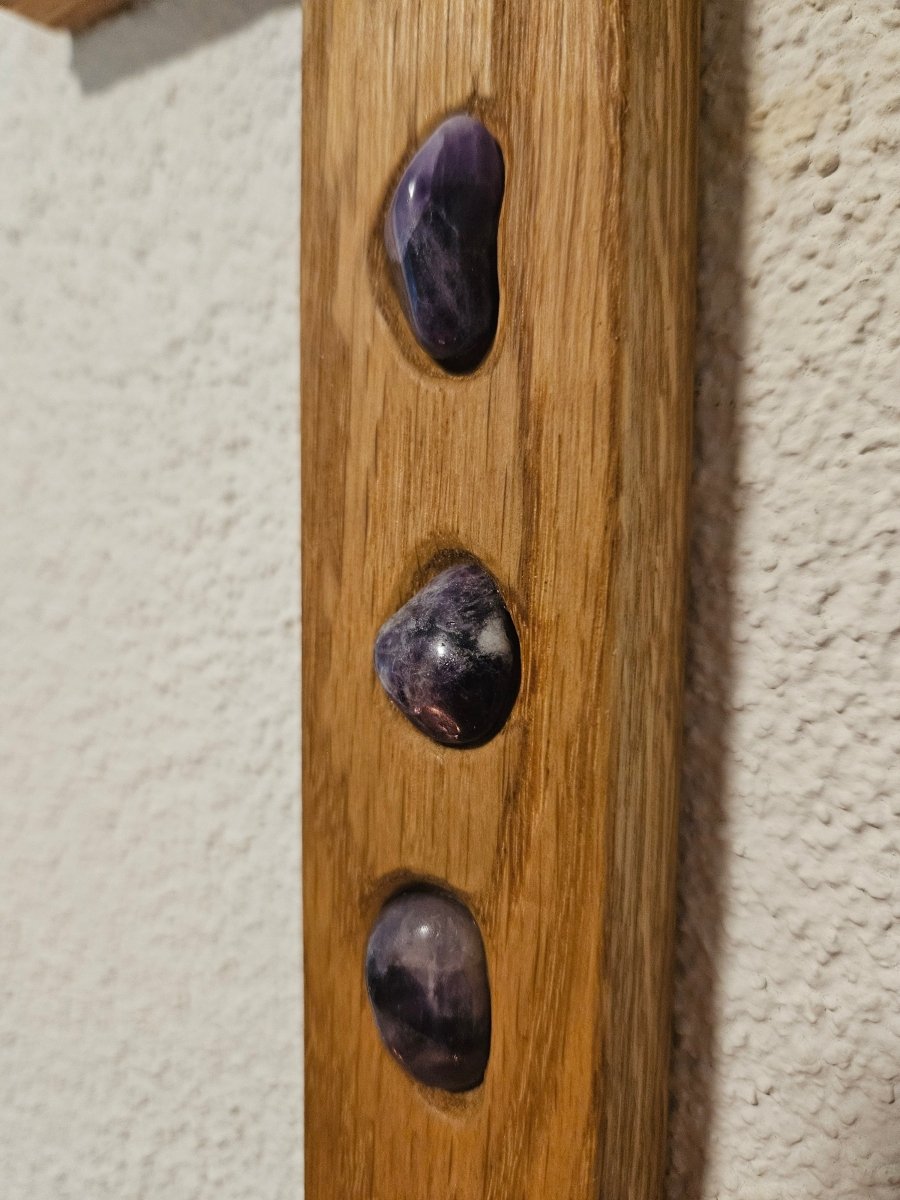 Massives Eichenholz - Kreuz mit Amethyst - Edelsteinen – Harmonie & Schutz - Kreuz mit Edelsteinen - Seelenblitz