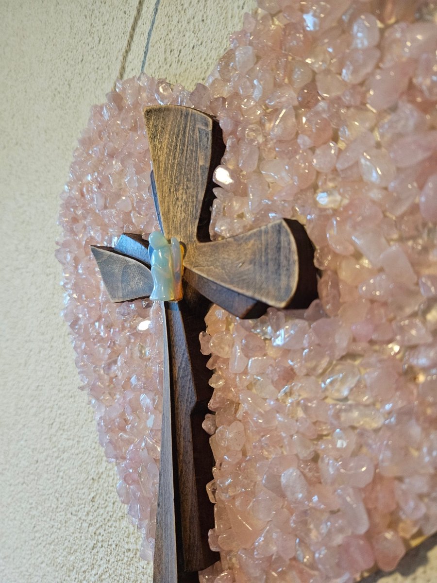 Rosenquarz - Herz mit kunstvollem Kreuz | Symbol für Liebe & Harmonie - Rosenquarz - Herz - Seelenblitz