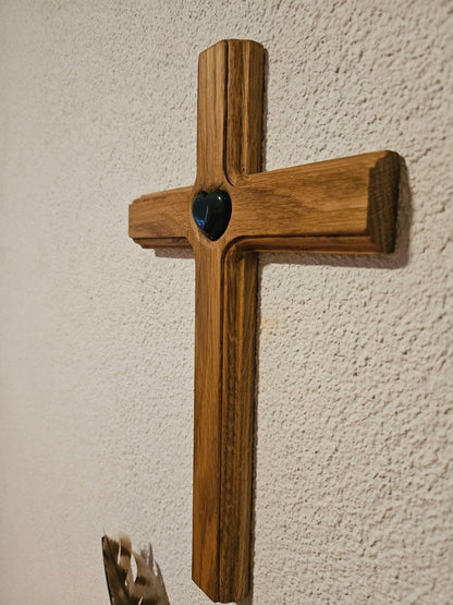 Handgefertigtes Eichenholzkreuz mit Turmalin - Herz – Schutz & Heilung - Kreuz mit Edelsteinen - Seelenblitz