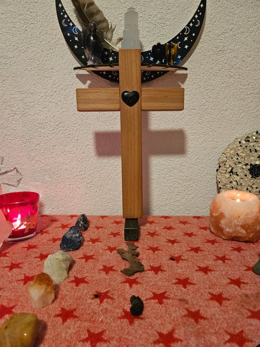 Handgefertigtes Eichenholzkreuz mit Turmalin - Herz – Schutz & Heilung - Kreuz mit Edelsteinen - Seelenblitz