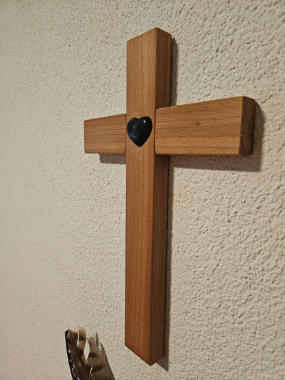 Handgefertigtes Eichenholzkreuz mit Turmalin - Herz – Schutz & Heilung - Kreuz mit Edelsteinen - Seelenblitz