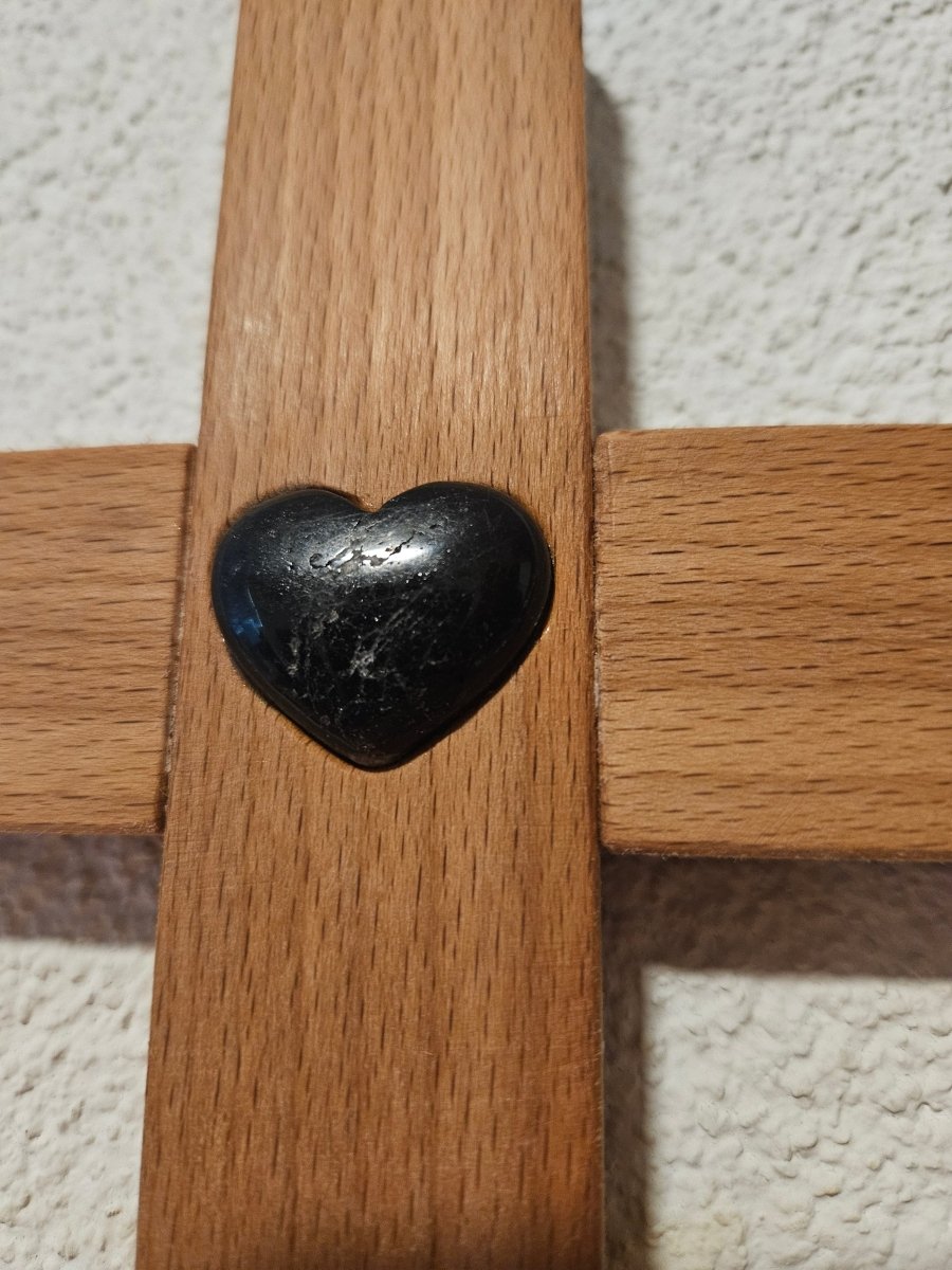Handgefertigtes Eichenholzkreuz mit Turmalin - Herz – Schutz & Heilung - Kreuz mit Edelsteinen - Seelenblitz