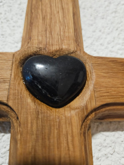 Handgefertigtes Eichenholzkreuz mit Turmalin - Herz – Schutz & Heilung - Kreuz mit Edelsteinen - Seelenblitz